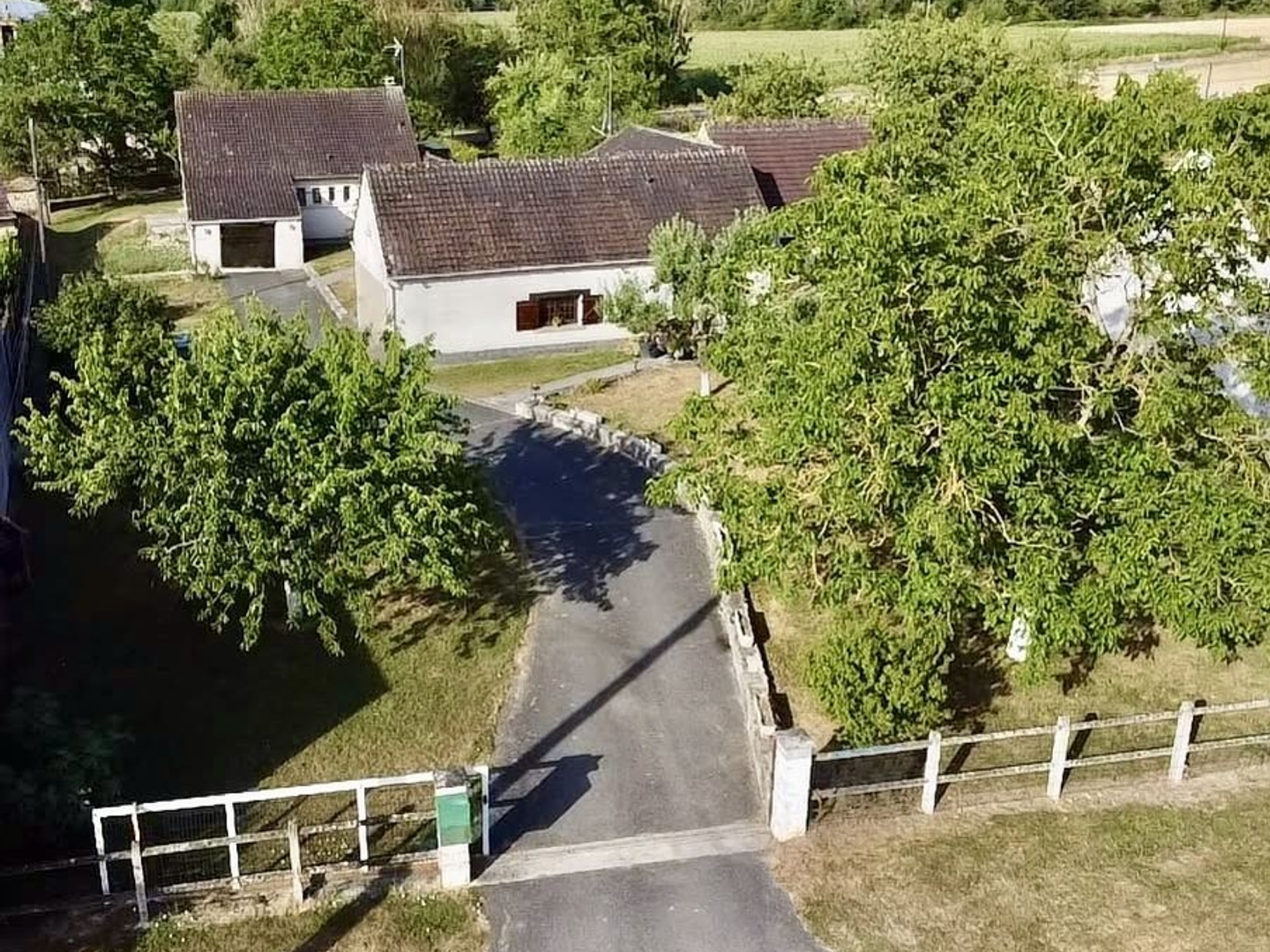 Pavillon familial, grand garage, appartement sur grand terrain