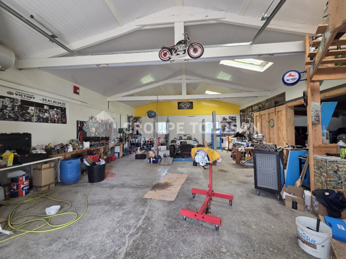 Local 2 pièces 261 m²