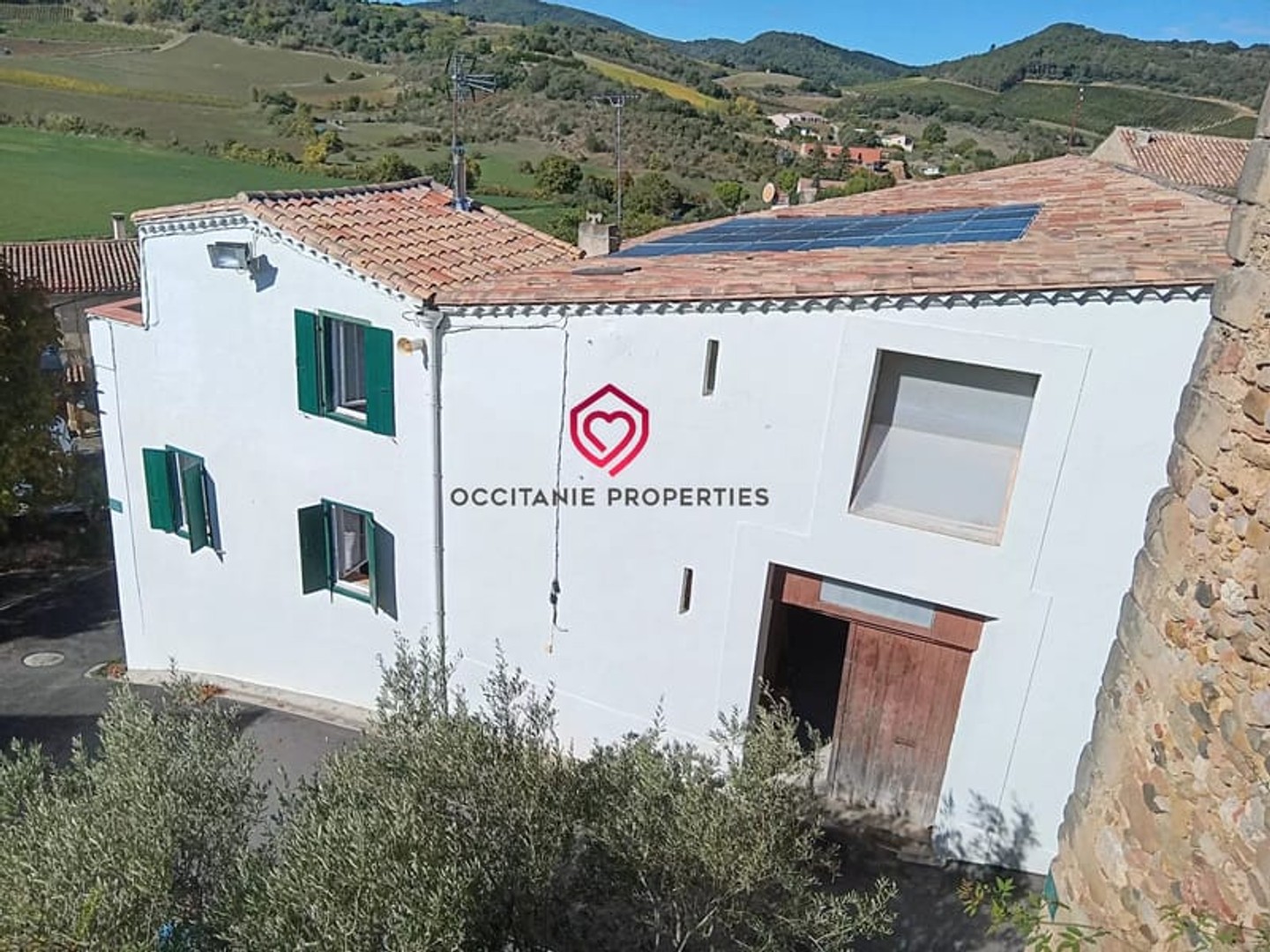 Maison de village de trois chambres avec une grange
