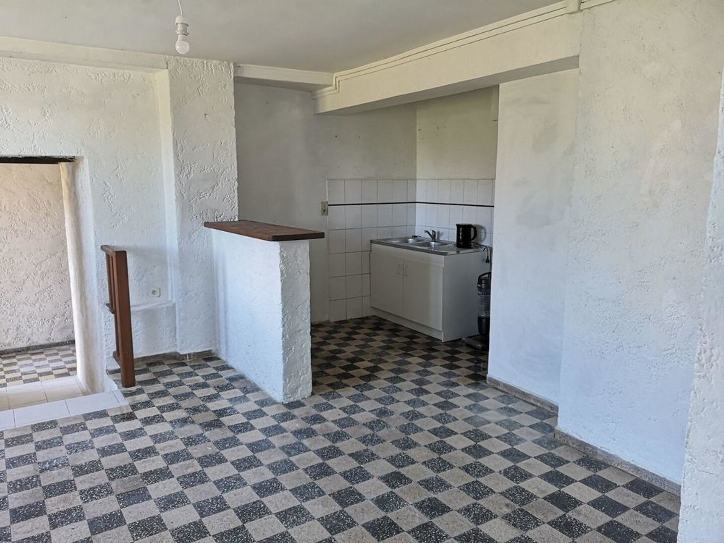 A vendre dans le village de Bassoues, Gers: Maison avec 3 chambres, travaux à terminer, avec un jardin de 318m2
