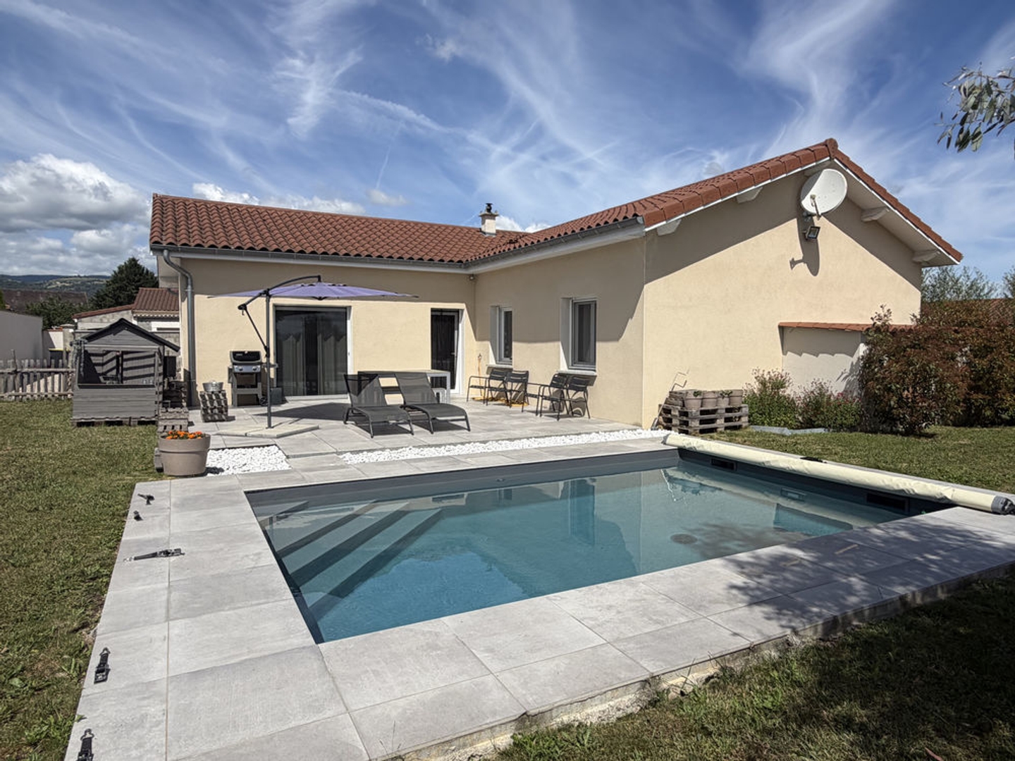 CHAMPDIEU MAISON DE 133M2AVEC PISCINE - TERRAIN CLOS ET ARBORÉ
