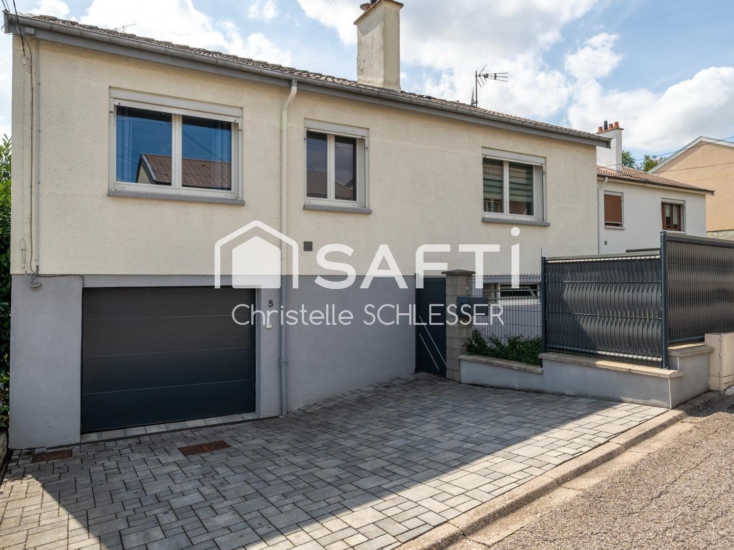 Maison individuelle sur sous-sol, avec trois chambres offrant un cadre de vie moderne, autonome et clé en main