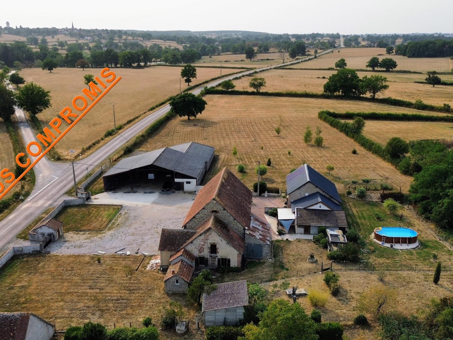 18kms de A71 et A79 et 13 kmsde St Pourçain sur Sioule. Ancienne exploitation agricole de 2,8 hectares, habitable de suite, idéalement située au Theil.