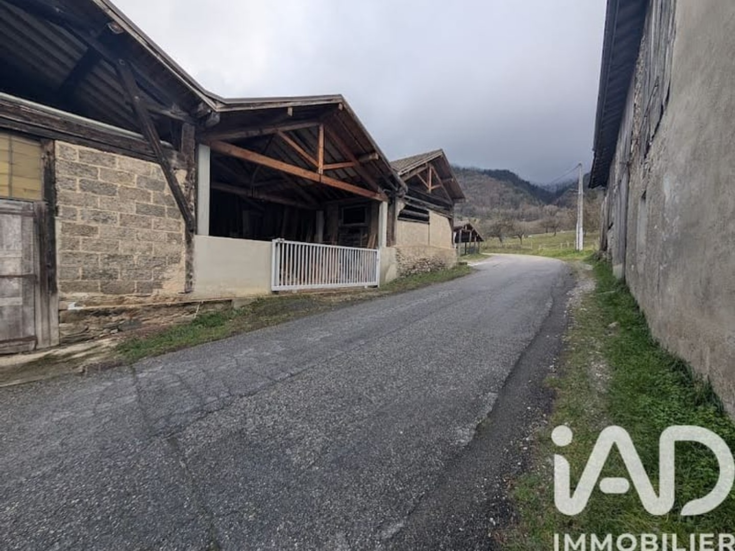 Local 1 pièce 208 m²