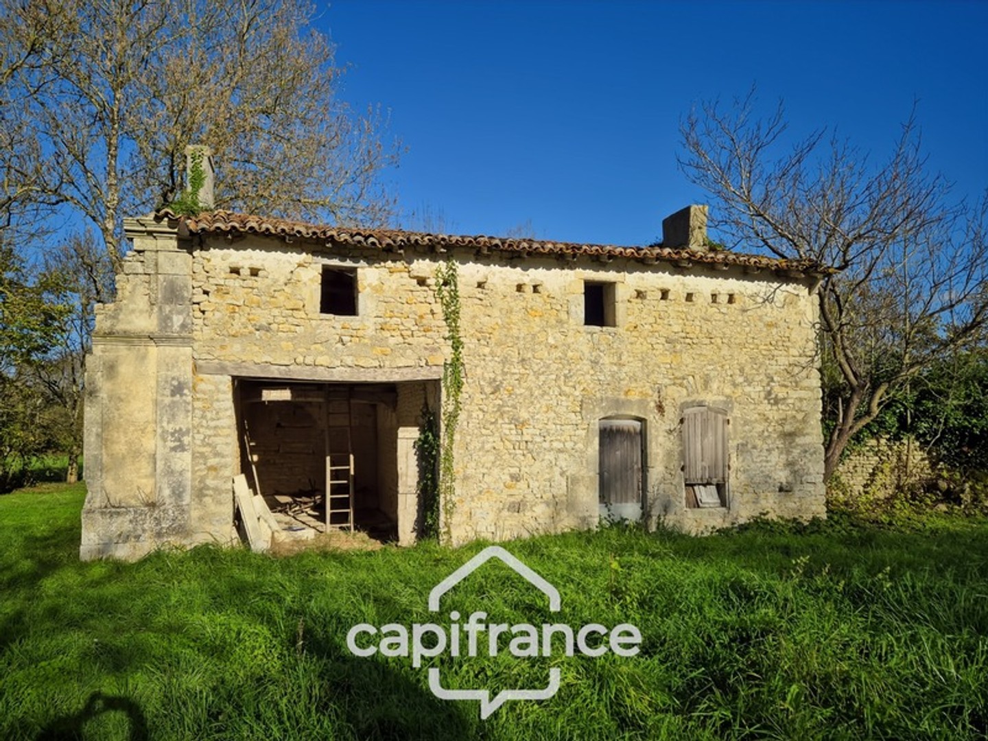 En Charente Maritime, sur la commune de LANDES (17380) GRANGE à rénover sur 2313m² de terrain arboré