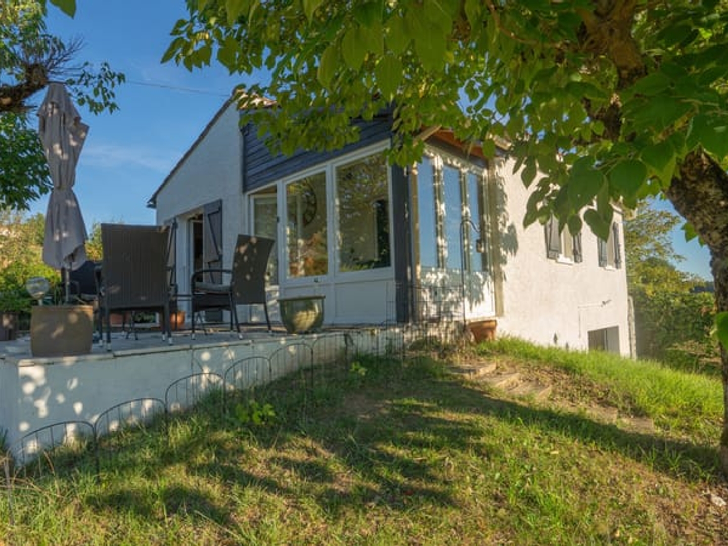 Maison contemporaine de 57 m2 avec une véranda, un salon/sal