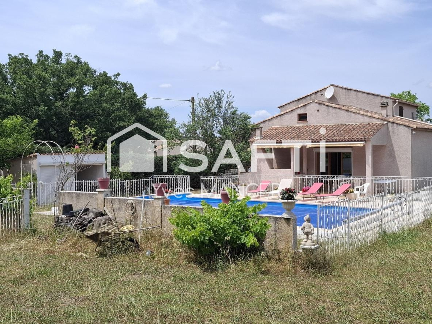 Villa 156 m², terrain 2 200 m², piscine et garages