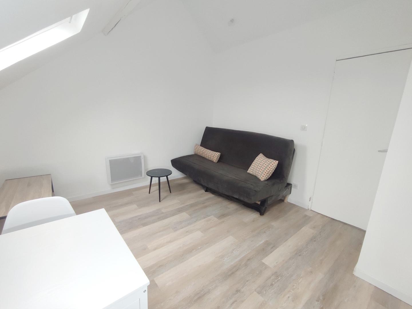 Studio moderne avec cuisine ouverte