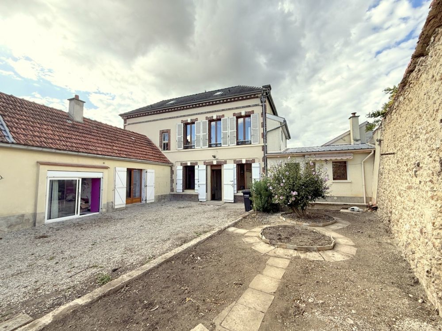 PIERRY (51) à vendre Maison de village champenoise 5 pièces, petites dépendances, cour fermée