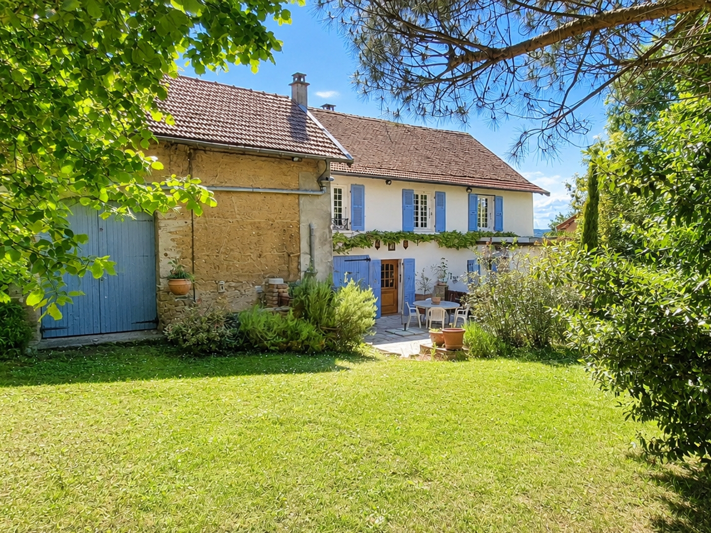 Bâtisse de 140 m2 habitables sur parce de 3375 m2, avec garage, grange et caves.