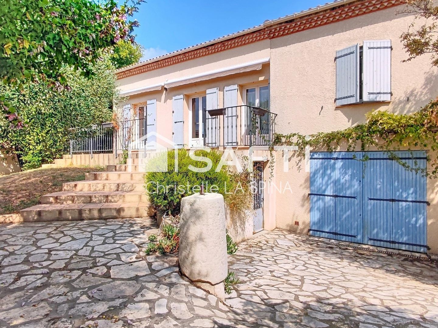 Lumineuse maison familiale avec piscine et garage