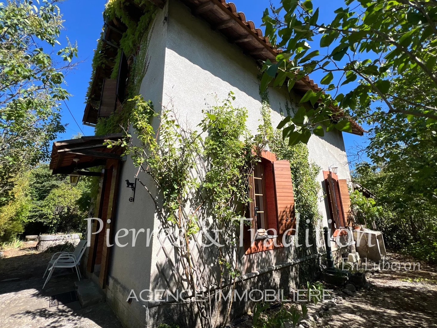 Céreste, Maison individuelle avec charme et son jardin proche village et commerces