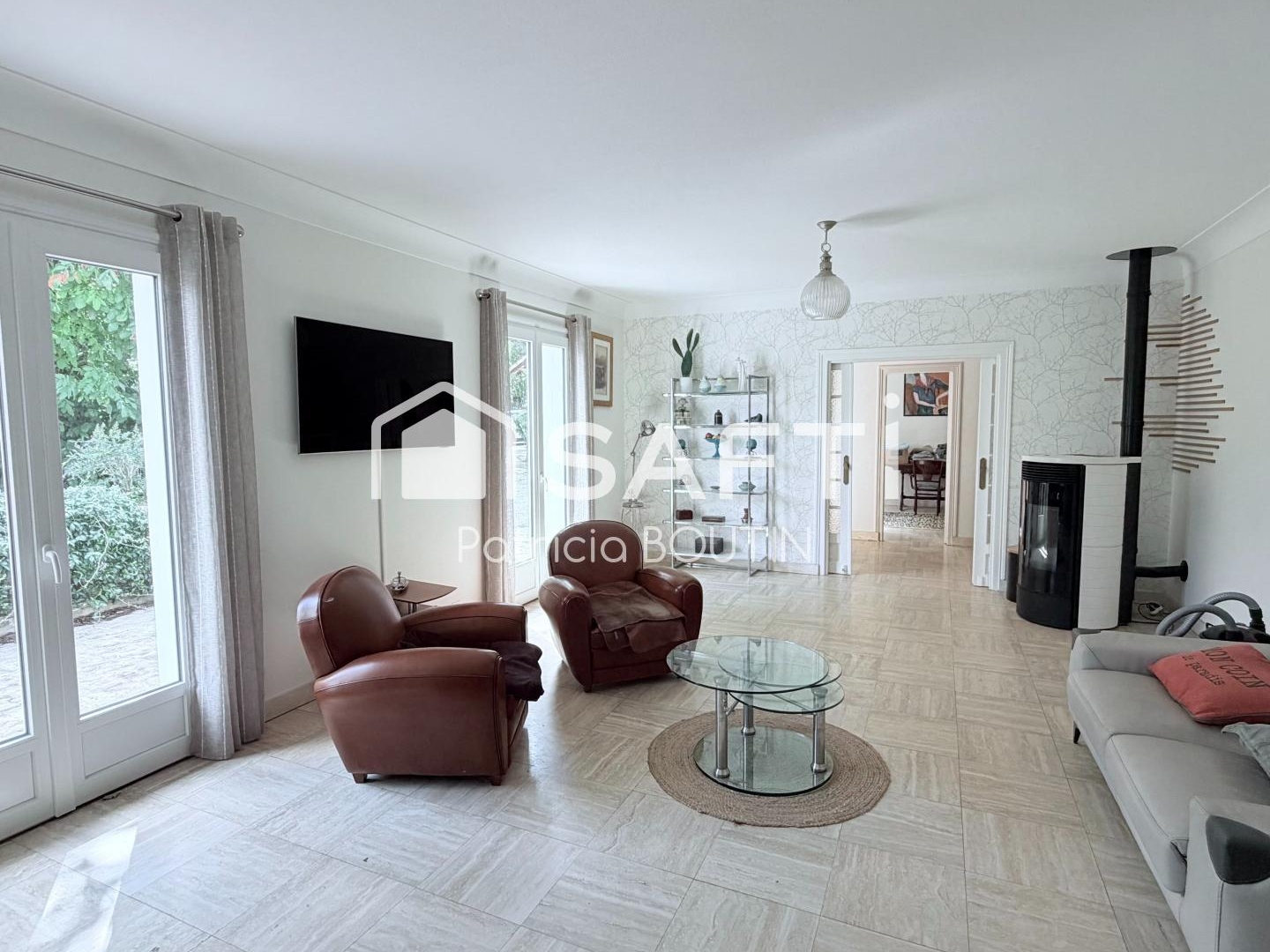 MAISON DE PLAIN PIED + APPARTEMENT DUPLEX ATTENANT ET GARAGES ET DEPENDANCES A VOUILLE