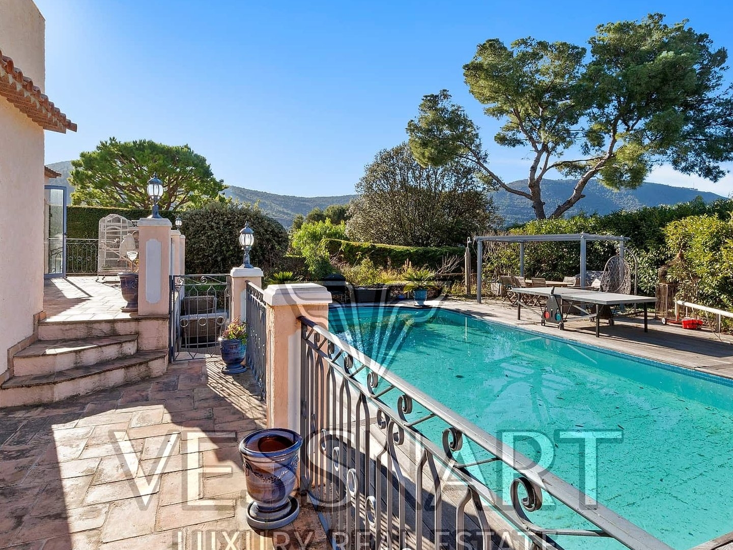 Maison à vendre - 4 pièces - 193m2 - La Turbie (06320)