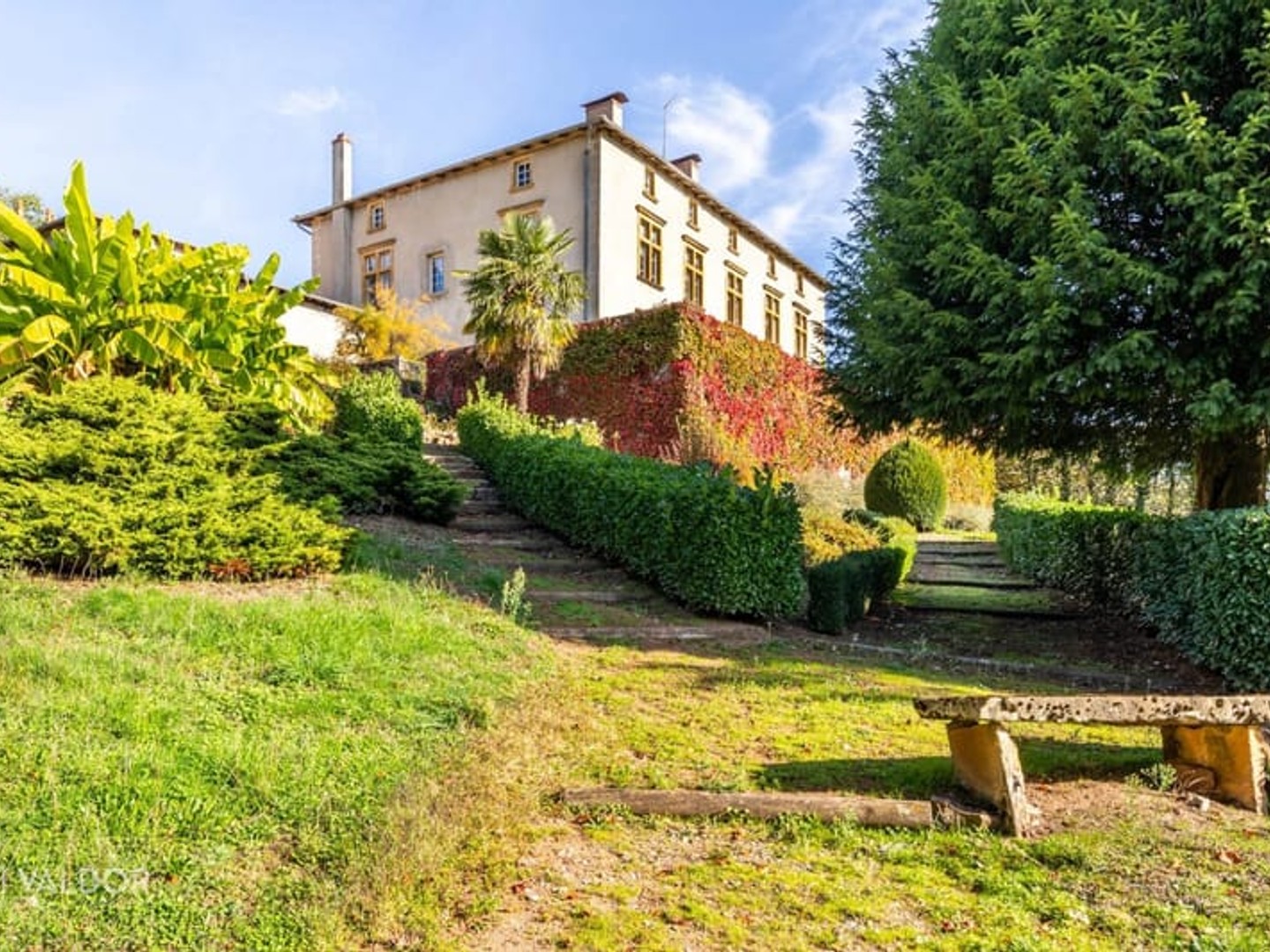 Demeure du XVI eme siècle avec domaine attenant