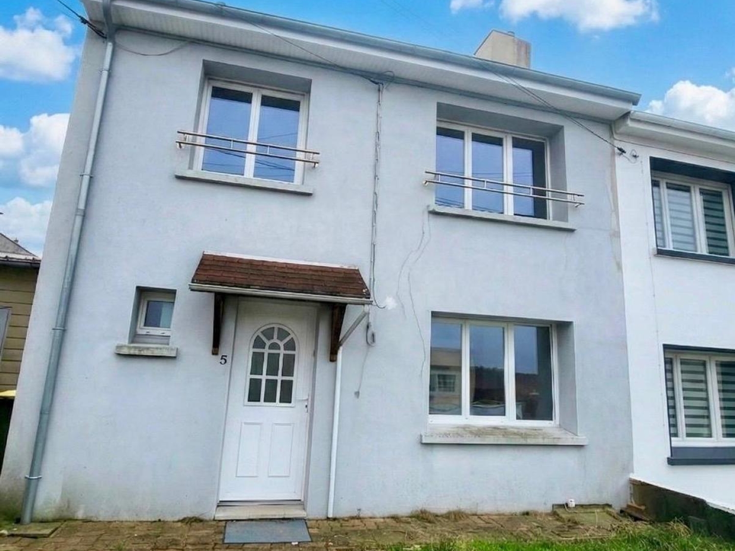 Située dans un secteur recherché pour son calme, cette charmante maison semi-mitoyenne parfaitement entretenue attend ses nouvea