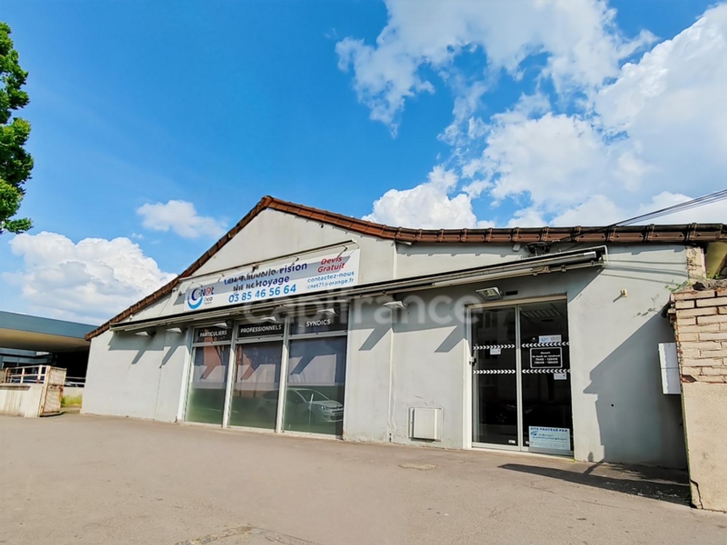 A vendre à Chalon-Sur-Saône (71) Local Commercial, bureaux, 2 appartements, 2 garages, terrain de 402 m²