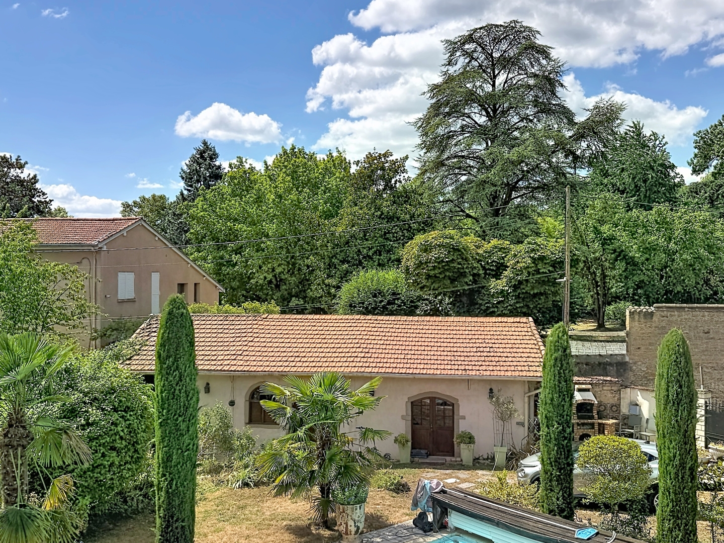 COLLONGES-AU-MONT-D'OR - PROPRIÉTÉ FAMILIALE DE 203 M² AU CŒUR D'UN PARC ARBORÉ AVEC PISCINE ET POOL HOUSE