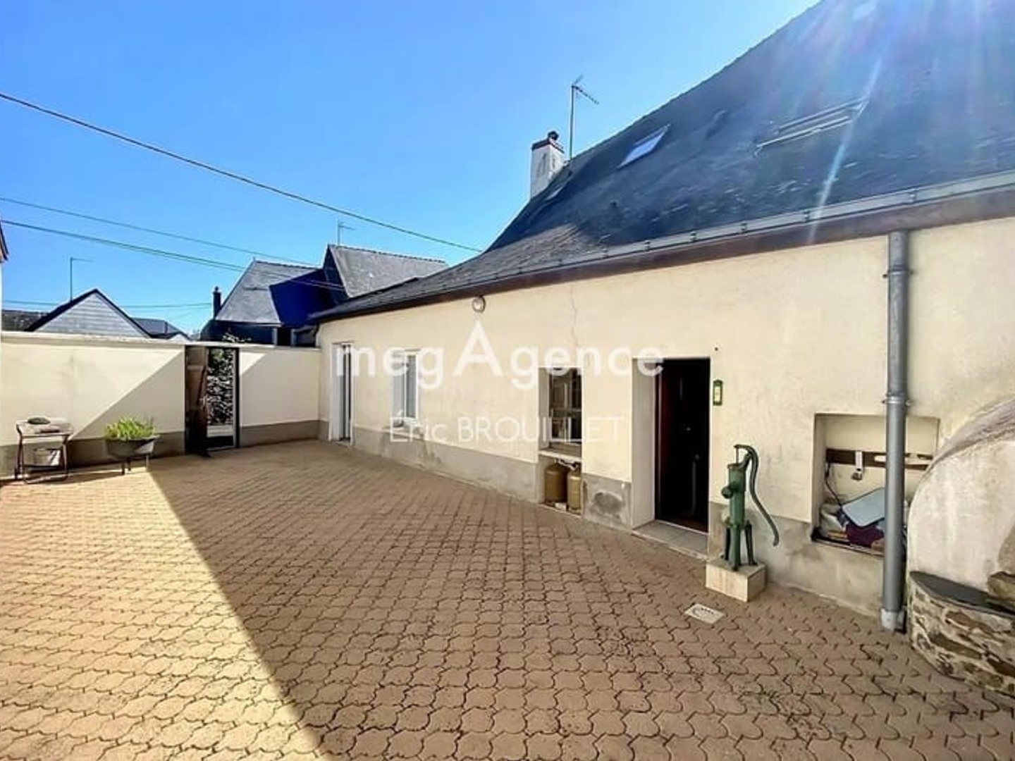 Maison 154 m², beaux volumes, 4 chambres, cour et jardin.