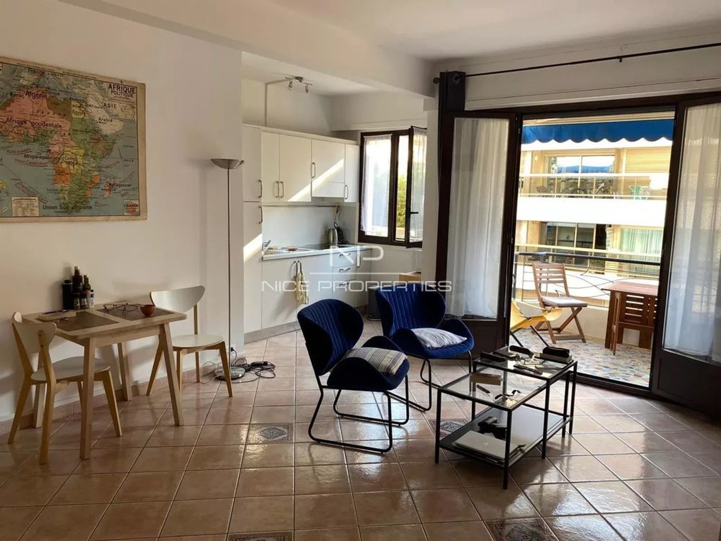 Superbe studio rénové avec terrasse, rue Massenet, Carré d'or d