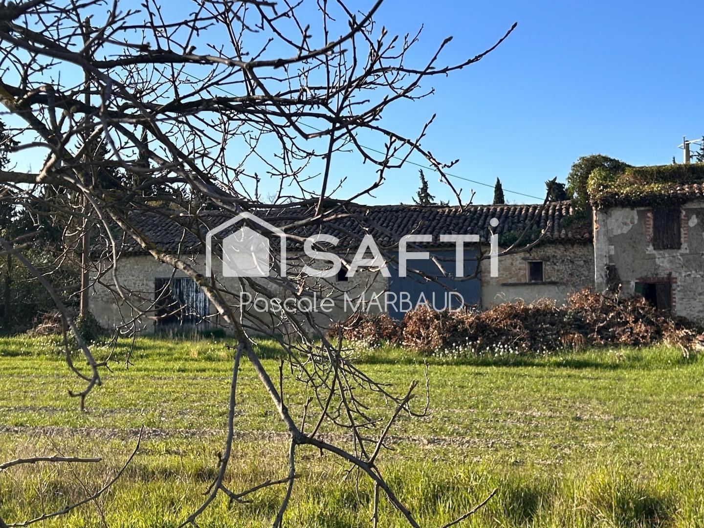 Mas de 250 m² environ sur 2990 m²