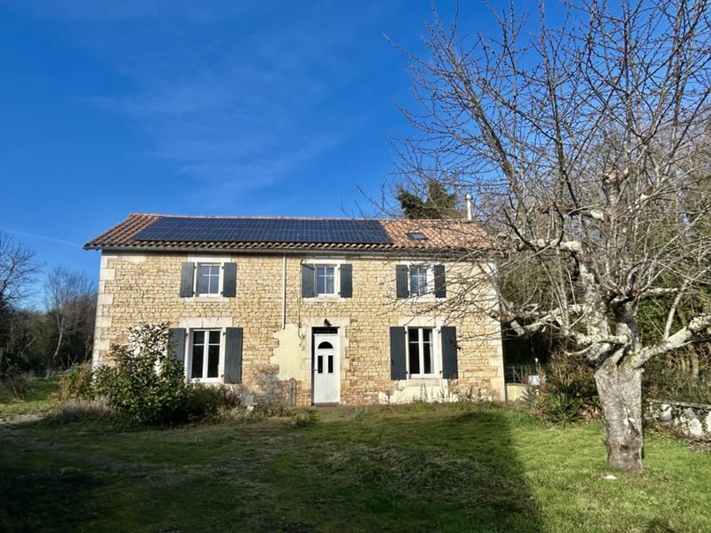 Manor house in a peaceful countryside setting, covered swimming pool, outbuildings, carport 167 sqm