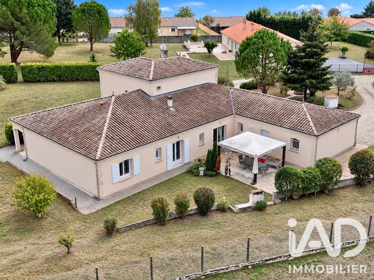 Maison à vendre - 7 pièces - 219m2 - Trois-Palis (16730)