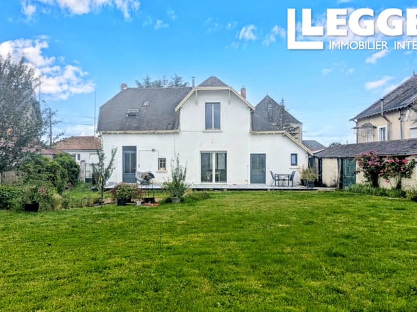 Maison de village rénovée avec 3 chambres, grand jardin, garage et terrasse à Ménigoute