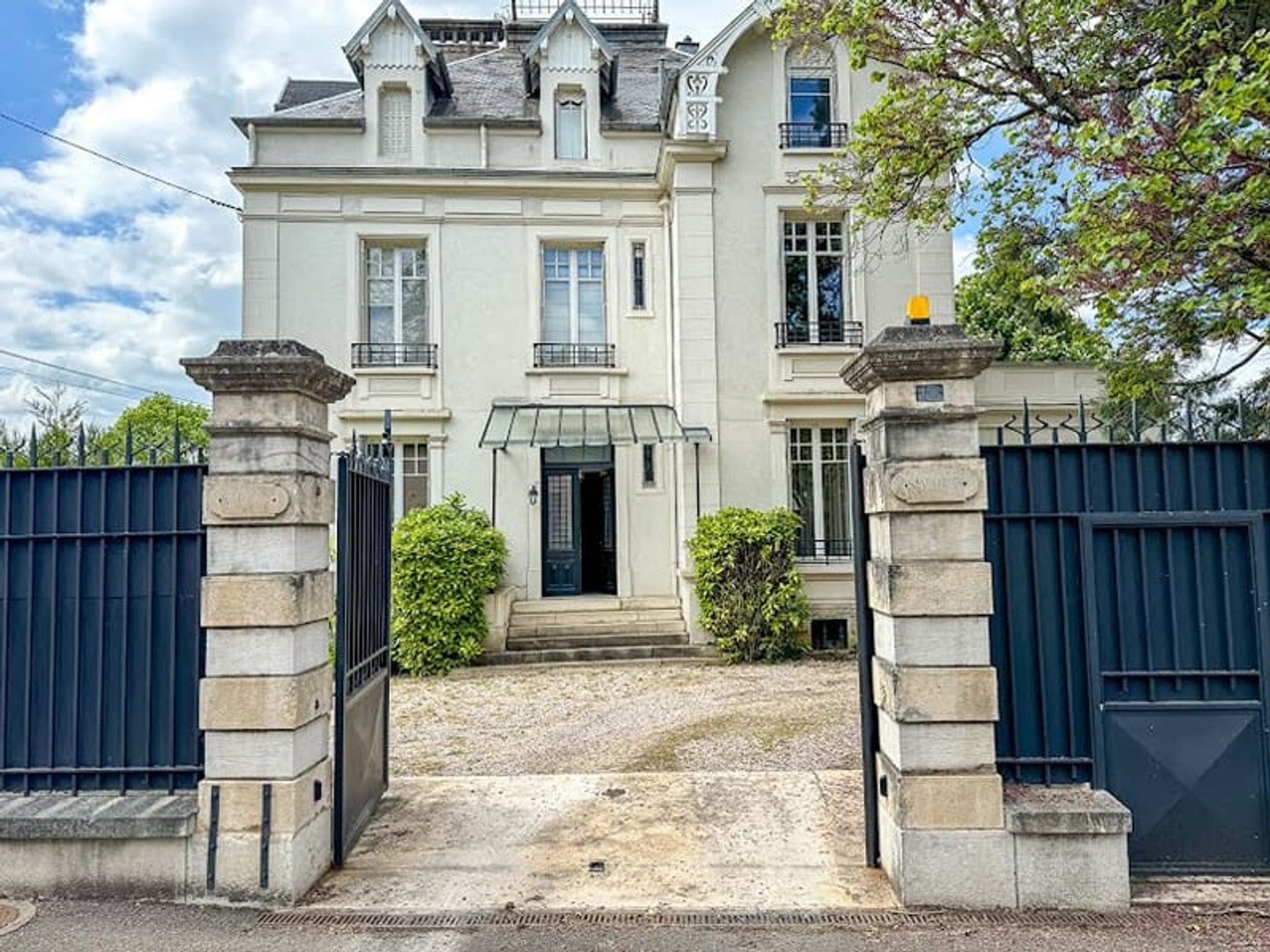 Maison 11 pièces 330 m²