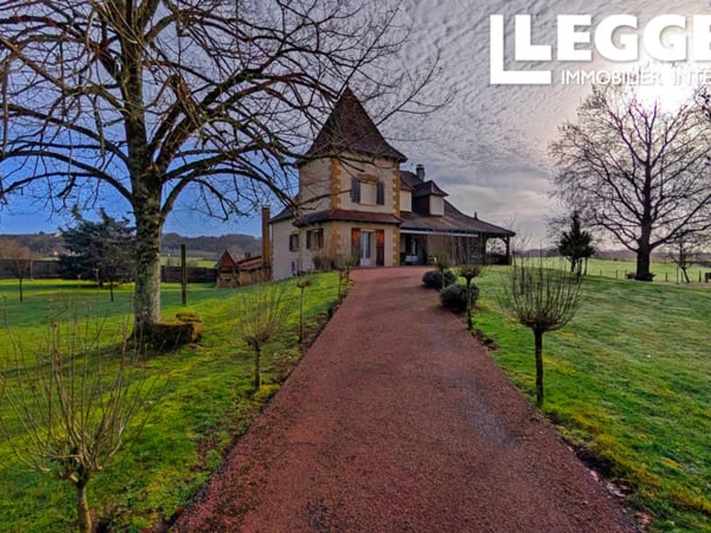 Une grande maison de campagne de 4 chambres avec un beau terrain, des dépendances et une superbe vue