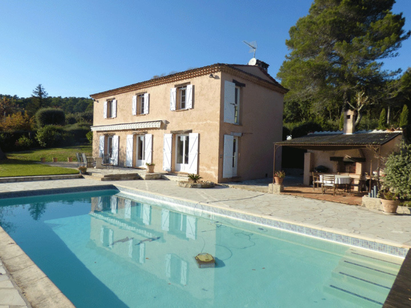 Maison avec 4 chambres + bureau, grand séjour, 3500m2 de terrain, très belle vue, piscine, cuisine d'été, à vendre, à Montauroux