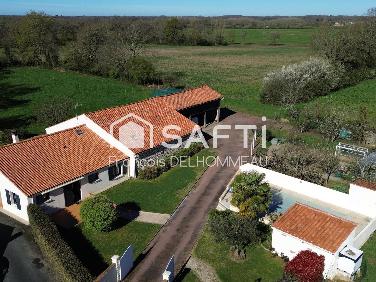 Corps de ferme rénovée 120m2, studio 30m2, grange 130m2, préau 70m2