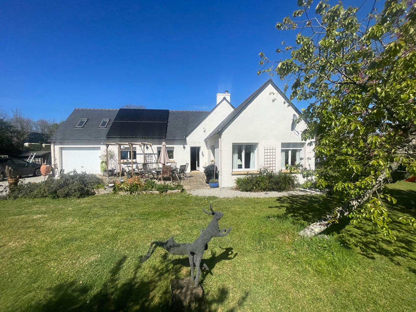 FINISTÈRE: Proche Huelgoat. Superbe maison spacieuse de 3 chambres, exposée sud, avec un terrain de 4 920 m².