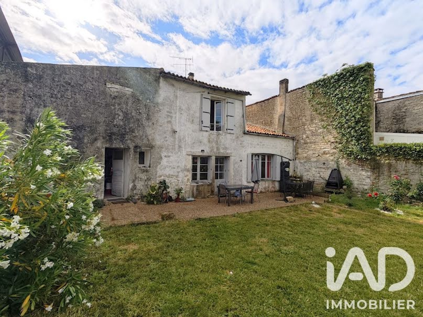 Maison à vendre - 8 pièces - 250m2 - Aulnay (17470)