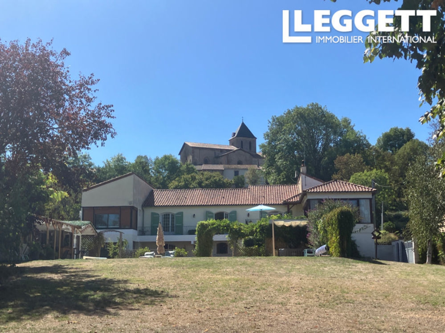 Superbe propriété au bord de la rivière avec piscine, studio, 3 garages et terrain, à proximité du commerces