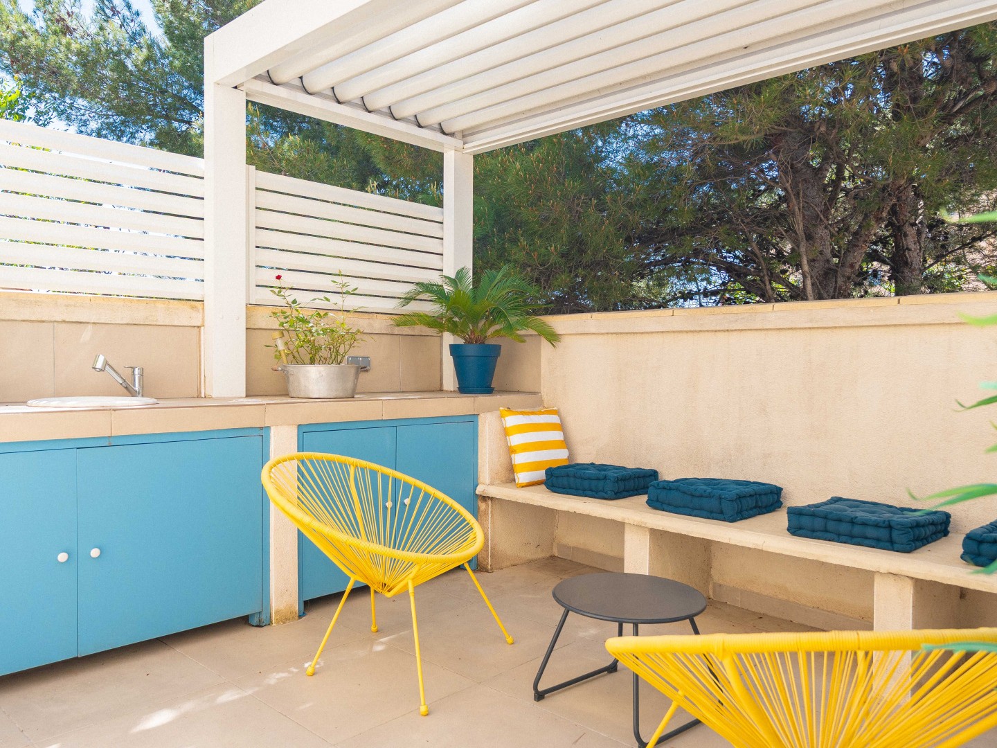 Triplex + deux terrasses + deux garages rare à la vente