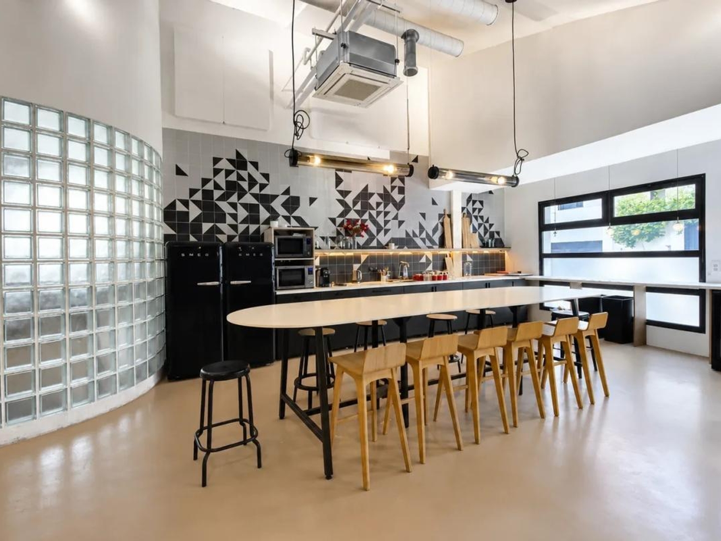 Immeuble industriel RDC+ 1er des années 30, esprit Loft à vendre à Boulogne Billancourt. Très belle Hauteur sous plafond