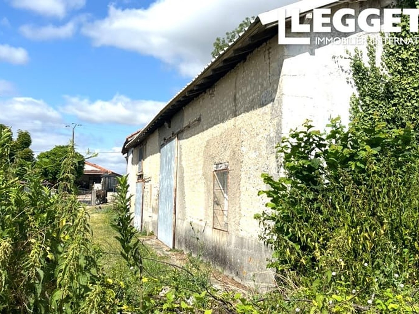 Grande grange de 150 m2 divisée en 4 parties à vendre pour tous projets sur un terrain de 572 m2 à Bellevigne.