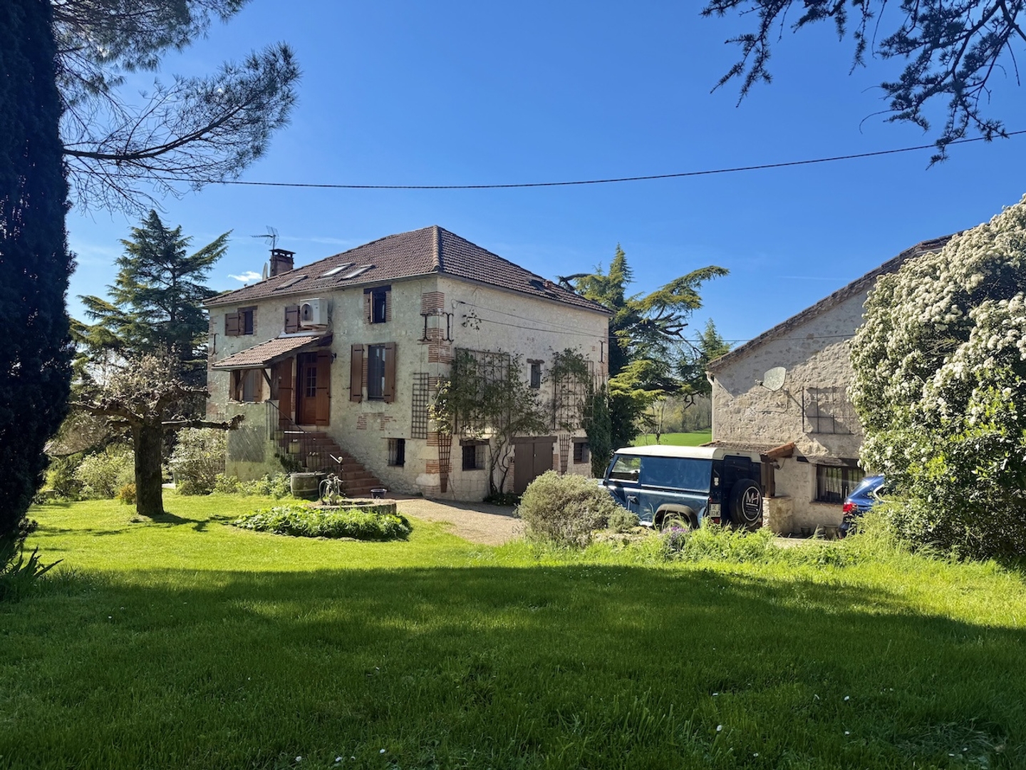 Maison avec 5 chambres, gite, dependants, 3 hectares et piscine