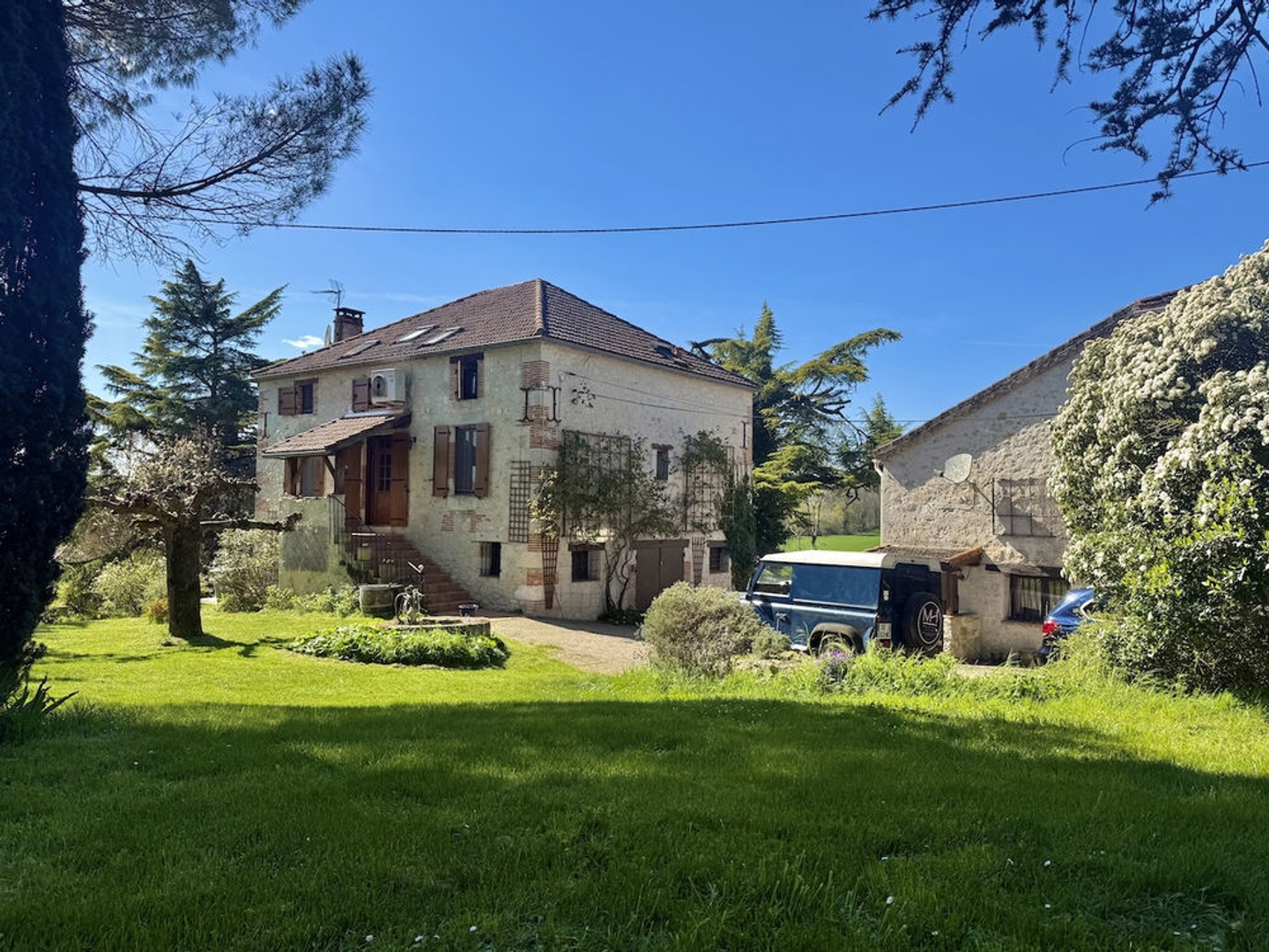 Maison avec 5 chambres, gite, dependants, 3 hectares et piscine