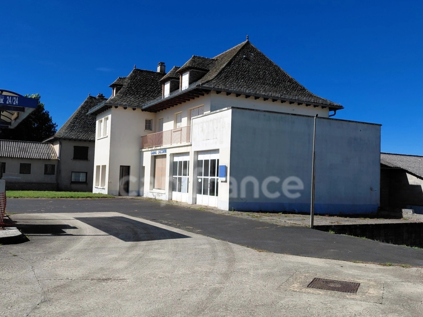 Magasin à vendre - 20 pièces - 2700m2 - Montsalvy (15120)