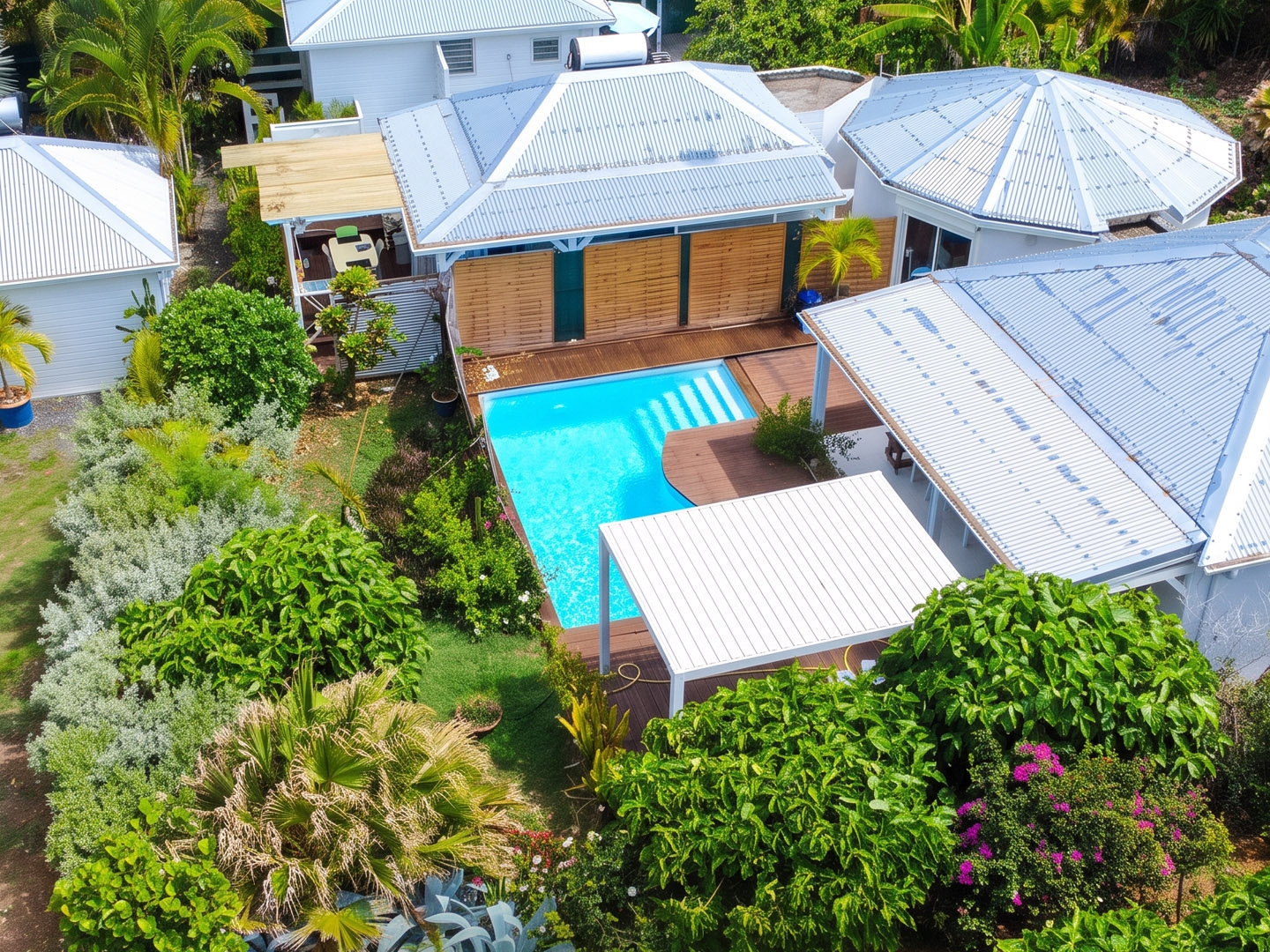 Villa avec piscine + 3 bungalow - Le Moule
