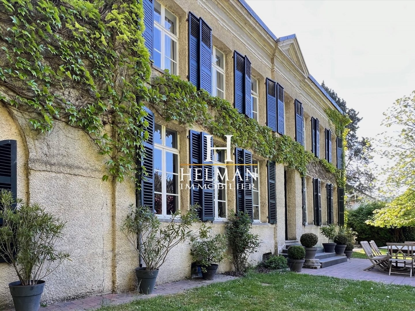 Maison bourgeoise en semi plain-pied dans un parc arboré de 7.3