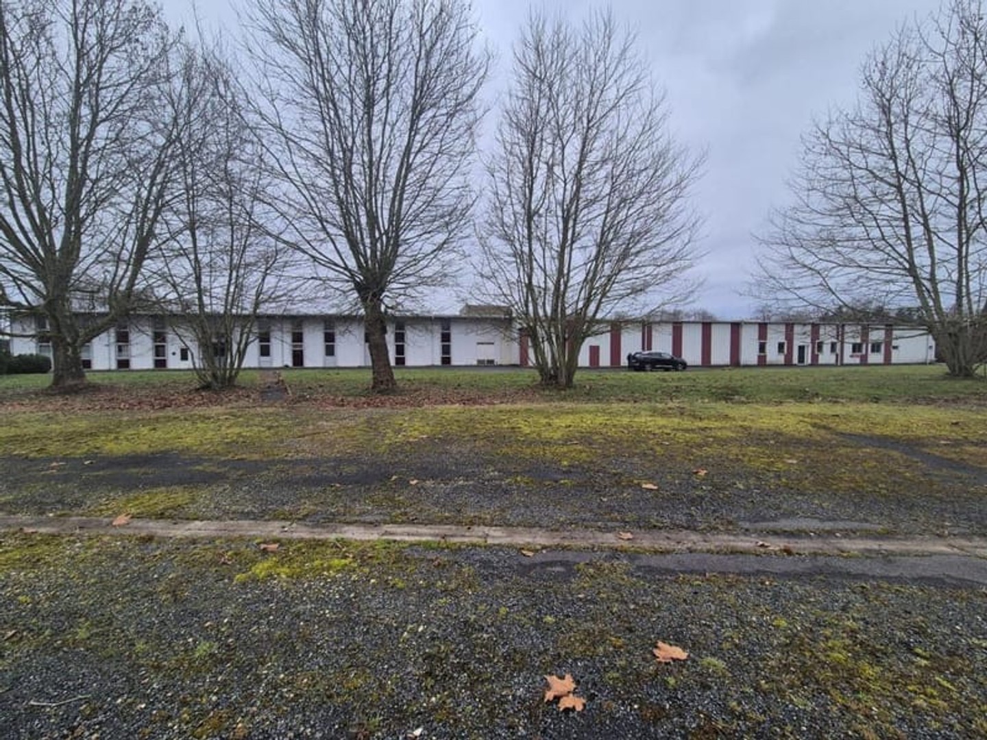 À CÉDER - GRAND SITE INDUSTRIEL POLYVALENT AVEC RÉSERVE FONCIÈRE