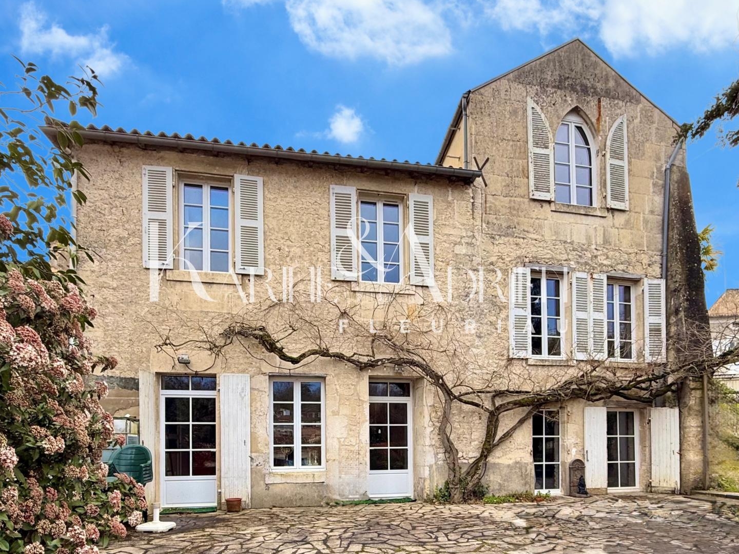 Maison à vendre - 9 pièces - 330m2 - Fontenay-Le-Comte (85200)