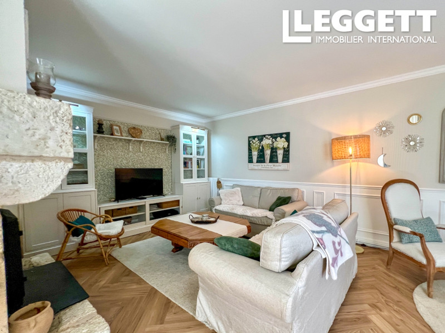 Superbe maison modernise avec goût, dotée d'une cour, d'une terrasse et d'un appartement independant.