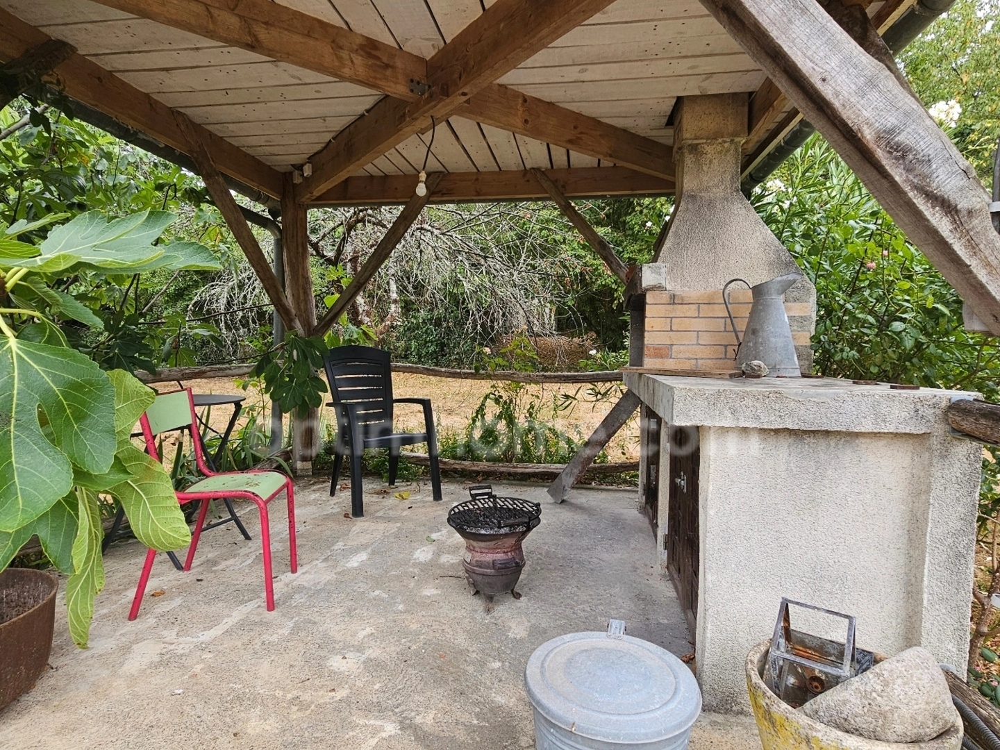 Maison de plain-pied de 120 m², 4/5 chambres et grand garage, au calme absolu. CHAMPNIERS (16)