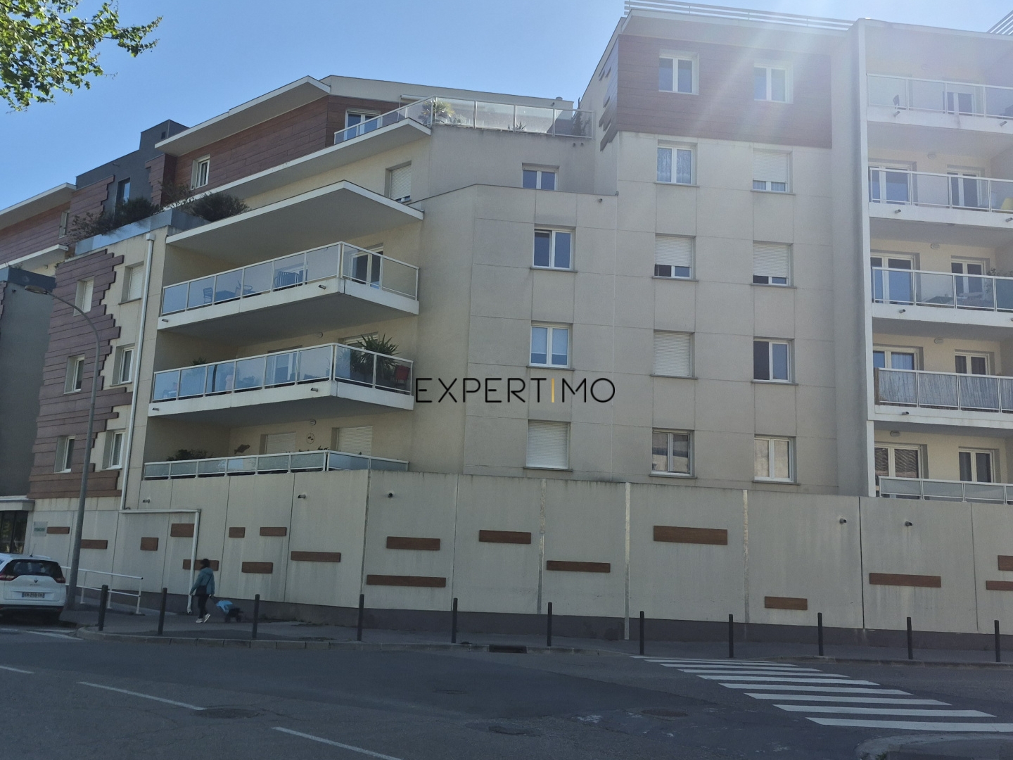 APPARTEMENT AVEC TERRASSE ET PARKING PRIVE