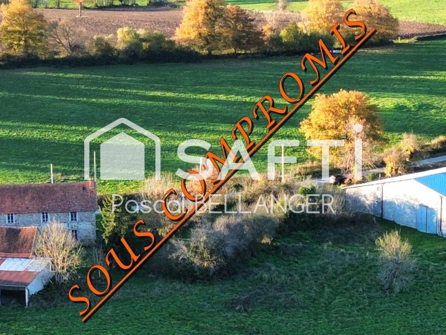 Cavaliers, Agriculteurs, Artisans du Vivant : Voici le domaine qui vous attend ! Oubliez la ville et venez écrire l'histoire d'une bâtisse de 1888, nichée sur près de 3 hectares (28 170 m²) avec un panorama d'exception sur les majestueux Volcans de la Chaîne des Puys.