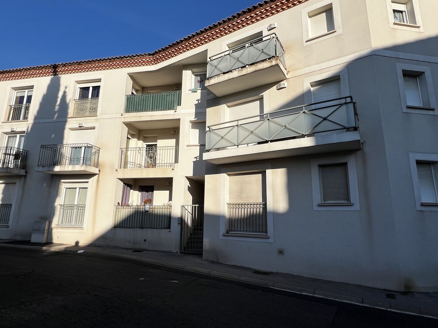 T2 dans immeuble sécurisé avec 2 extérieurs et 2 parkings